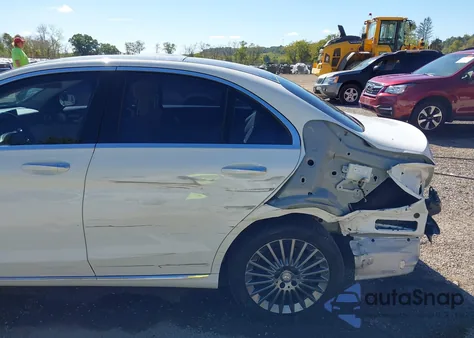 2015 Mercedes-Benz C 300 Luxury 4Matic z USA, uszkodzony, nr VIN 55SWF4KB4FU035020